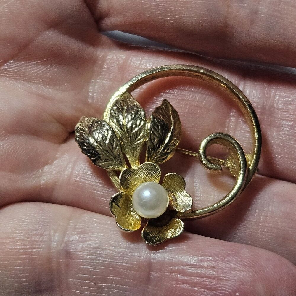 Vintage Gold Tone Round Brooch Flower Faux Pearl Accent